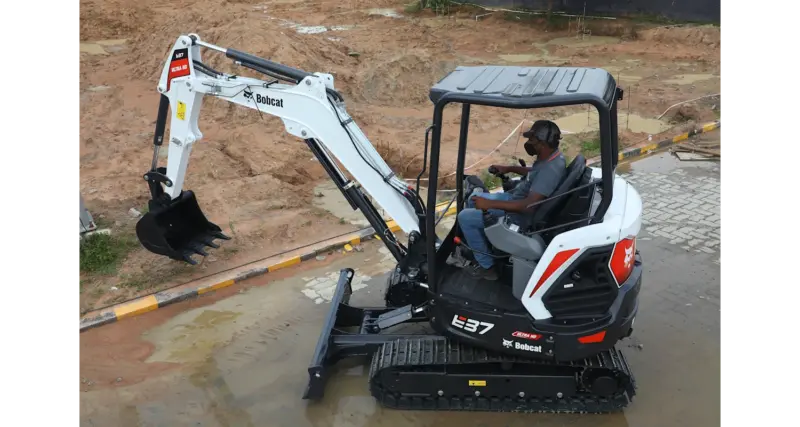 E37 Ultra HD Mini Excavator - Image 5