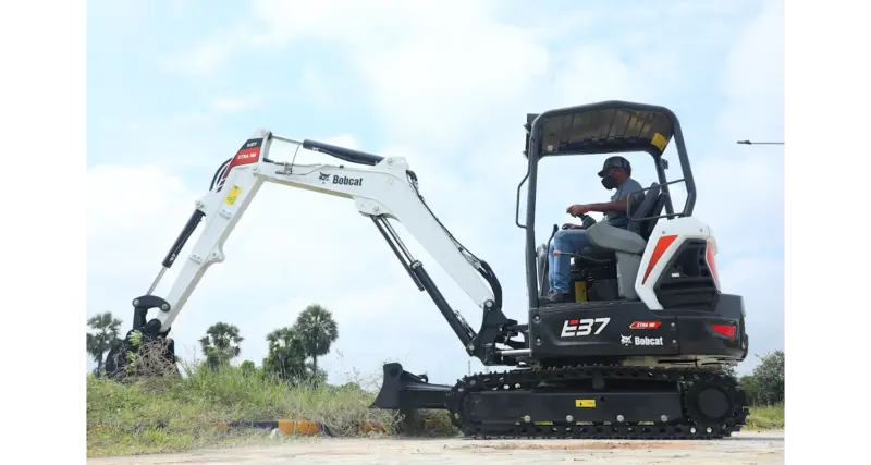 E37 Xtra HD Mini Excavator - Image 2