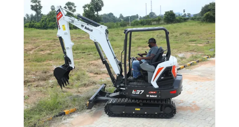 E37 Xtra HD Mini Excavator - Image 3