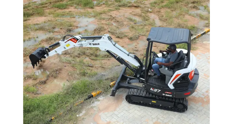 E37 Xtra HD Mini Excavator - Image 4